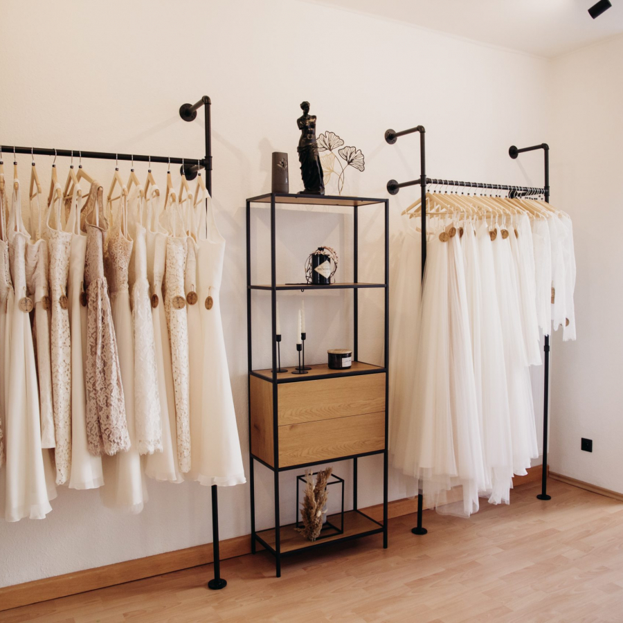 Brautkleider und Zweiteiler auf Kleiderstangen