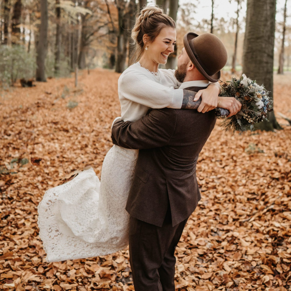 Brautpaar in weißem Kleid und braunen Anzug