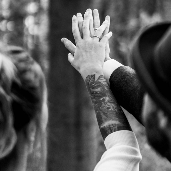 Hände mit Eheringen