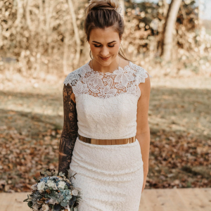 Spitzenbrautkleid mit goldenen Gürtel