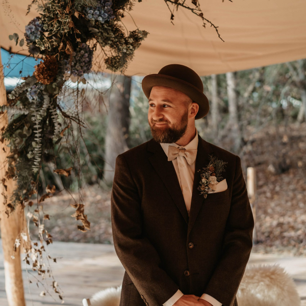 Brautigam wartet auf die Braut