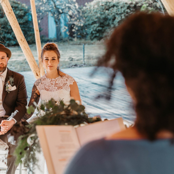 Brautpaar bei der freien Trauung