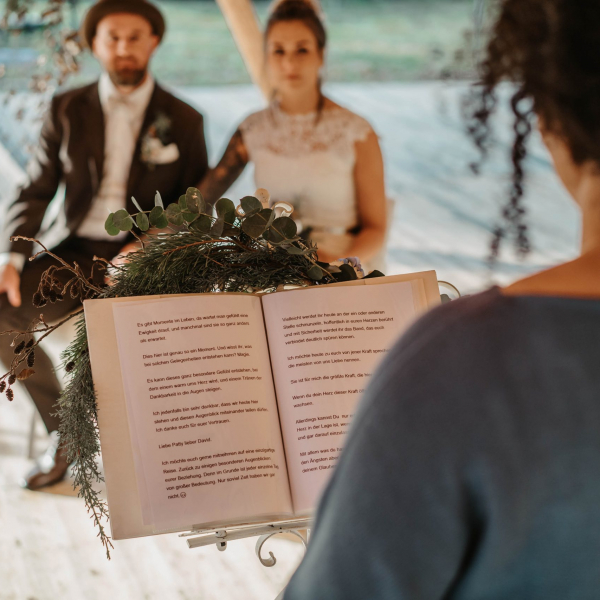 Brautpaar bei der freien Trauung