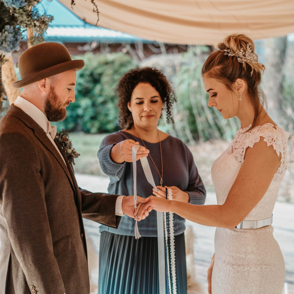 Brautpaar bei der freien Trauung