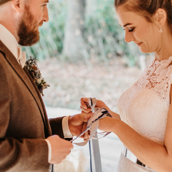 Brautpaar bei der freien Trauung