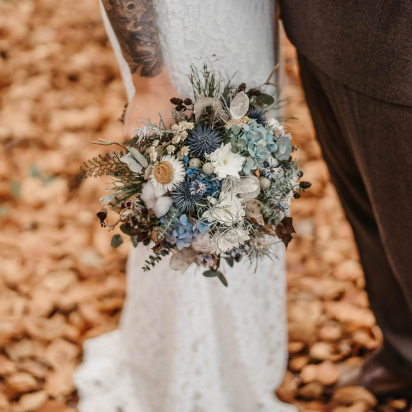 Brautpaar und Blumenstrauß