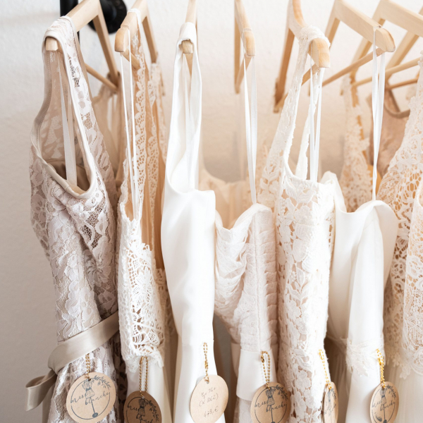 Aufgereihte Brautkleider