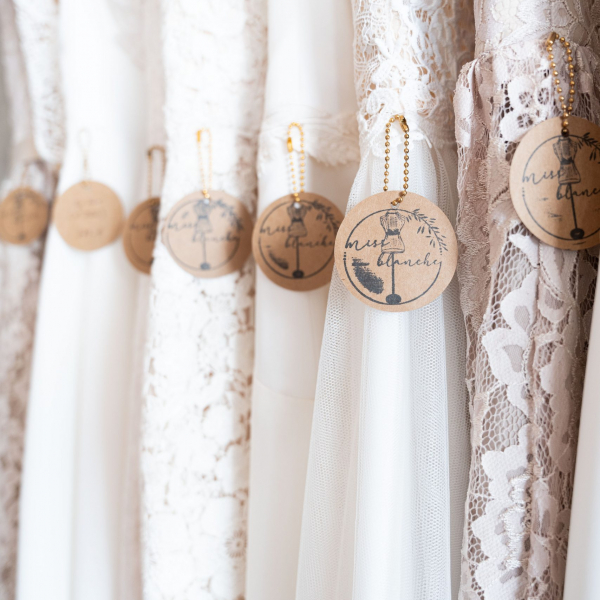 Aufgereihte Brautkleider