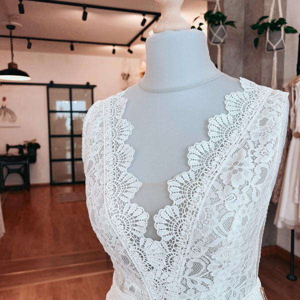 Spitzen-Brautkleid mit V-Ausschnitt