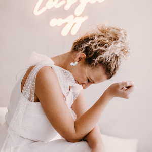 Brautkleid mit Tüllschleifen an den Schultern