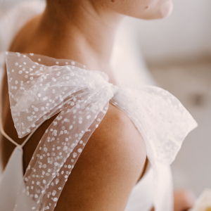 Brautkleid mit Tüllschleifen an den Schultern