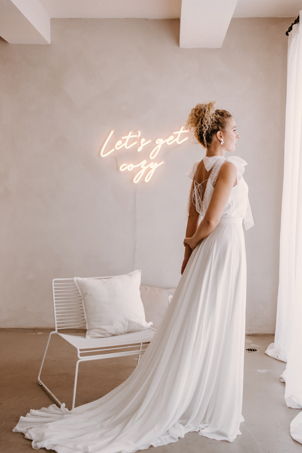 Brautkleid mit fließenden Rock und Schleppe