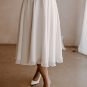 Brautkleid mit verzierten Oberteil und fließenden Rock