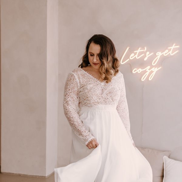 Brautkleid mit verzierten Oberteil und fließenden Rock