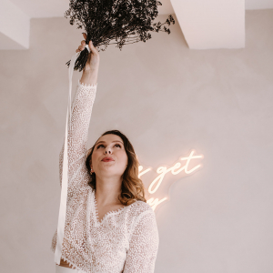 Brautkleid mit verzierten Oberteil und fließenden Rock