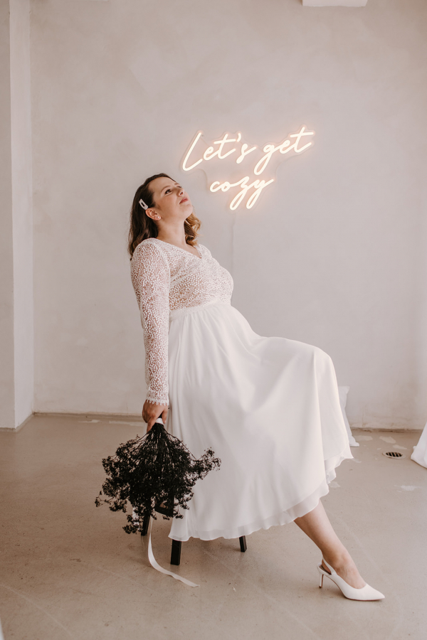 Brautkleid mit verzierten Oberteil und fließenden Rock