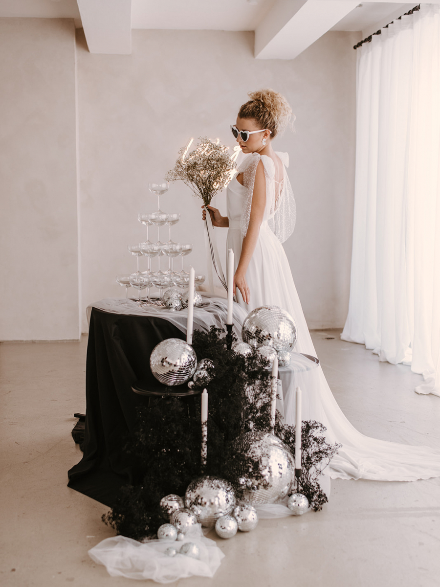 Brautkleid mit trendiger Sonnenbrille