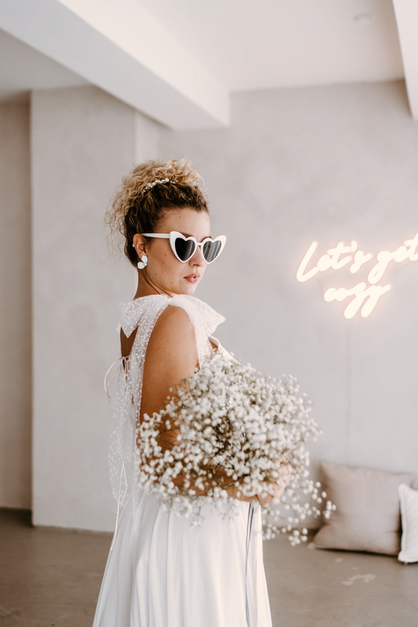 Brautkleid mit trendiger Sonnenbrille
