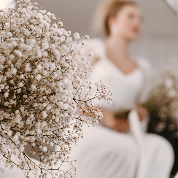 Braut mit Schleierkraut-Blumenstrauß