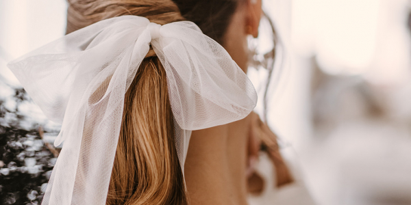 Tüllschleife im Haar