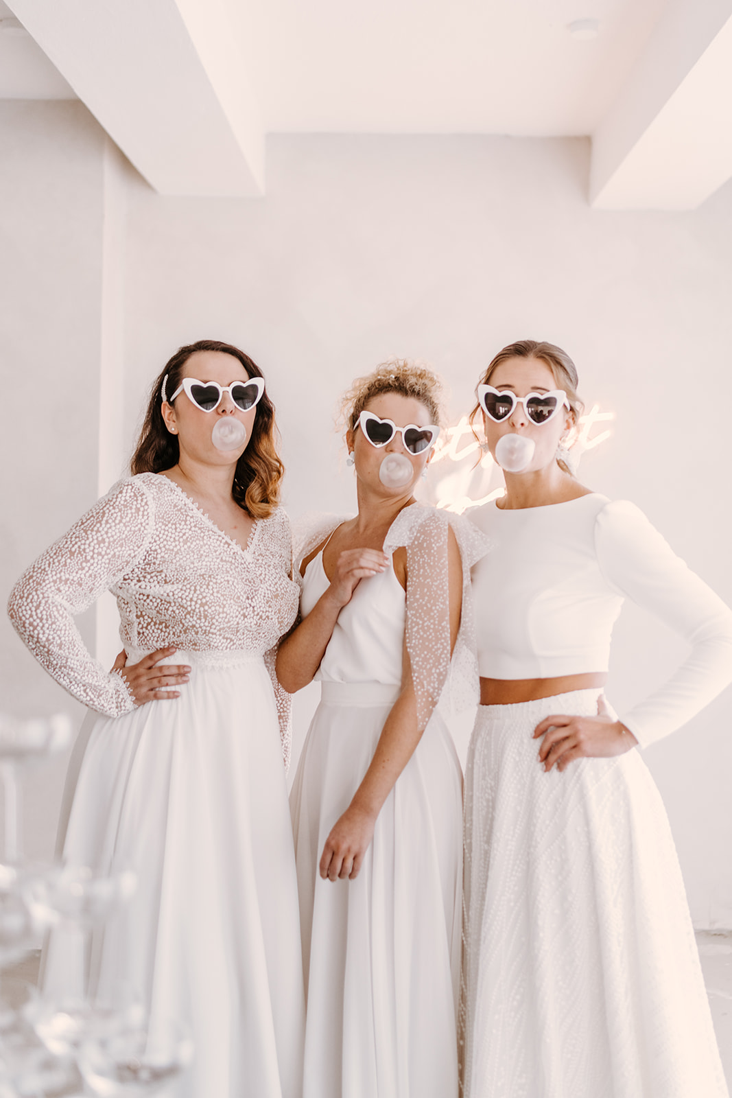 Drei Bräute mit Kaugummi