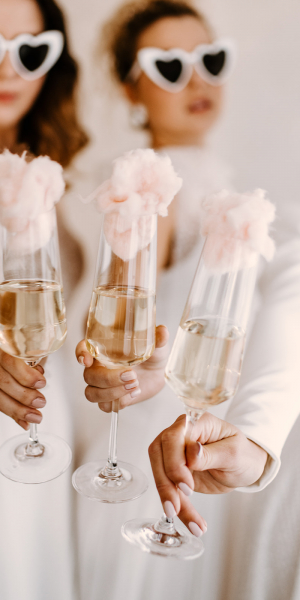 Drei Bräute mit Sektgläsern