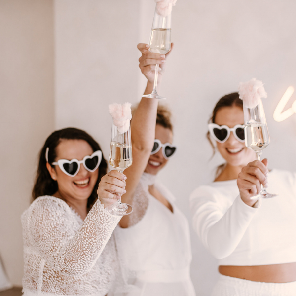Drei Bräute mit Sektgläsern