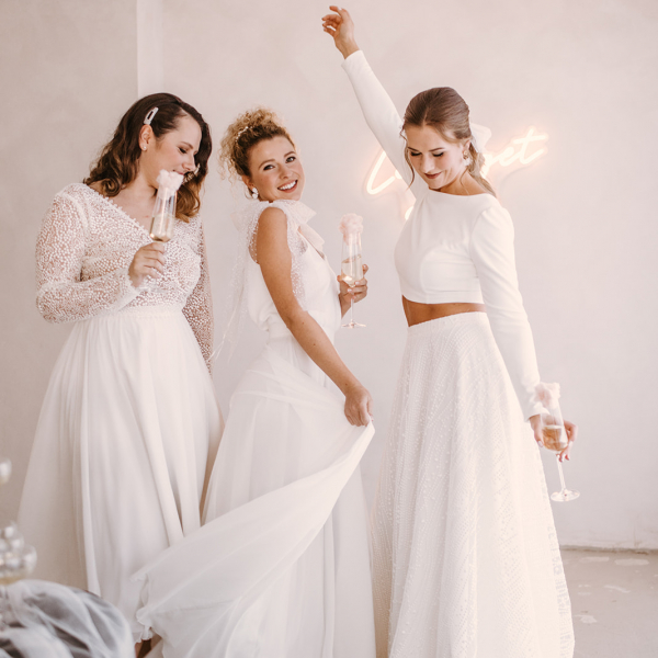 Drei Bräute in Mix and Match Brautkleidern