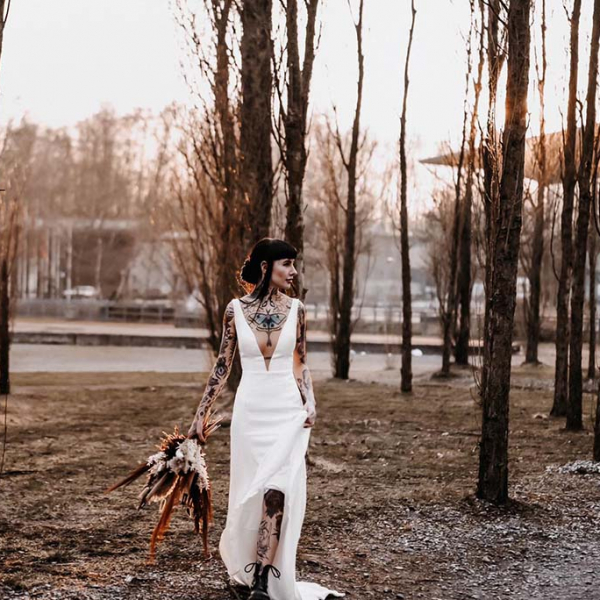 Schlichtes Brautkleid mit tiefen V-Ausschnitt