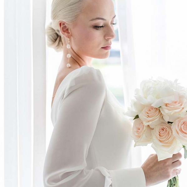 Schlichtes Brautkleid mit langen Ärmeln