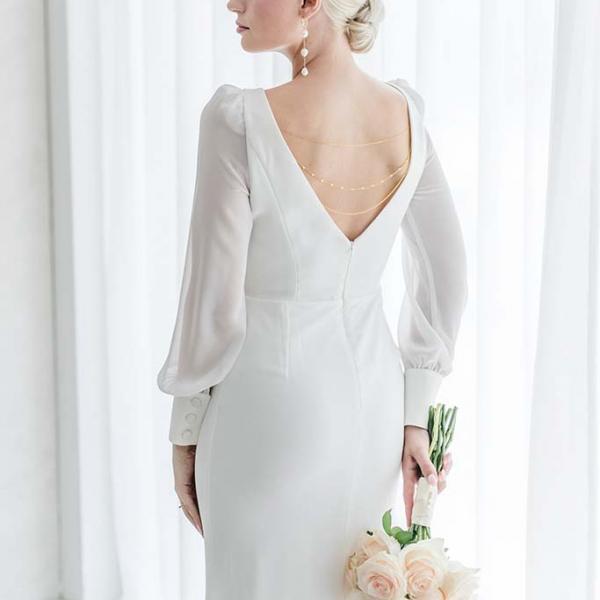 Schlichtes Brautkleid mit langen Ärmeln und V-Ausschnitt am Rücken