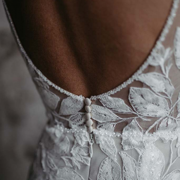 Brautkleid mit Bestickung in Blätter Optik