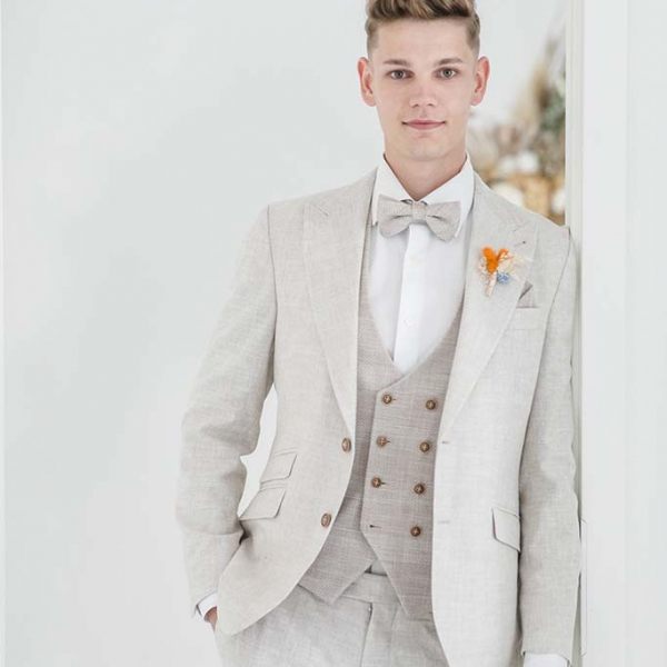 Eleganter, heller Anzug mit Fliege