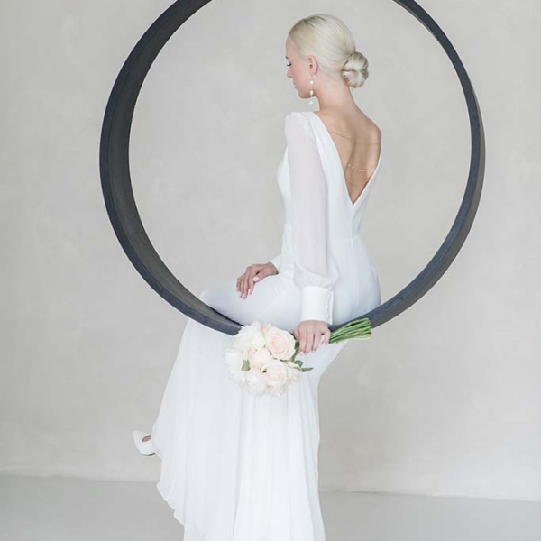 Schlichtes Brautkleid mit langen Ärmeln und V-Ausschnitt