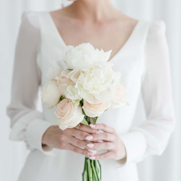 Schlichtes Brautkleid mit langen Ärmeln und V-Ausschnitt