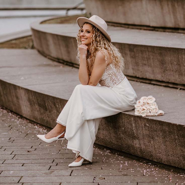 Braut in Zweiteiler mit Hose und Hut