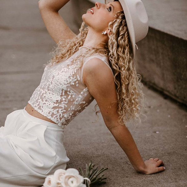 Braut in Zweiteiler mit Hose