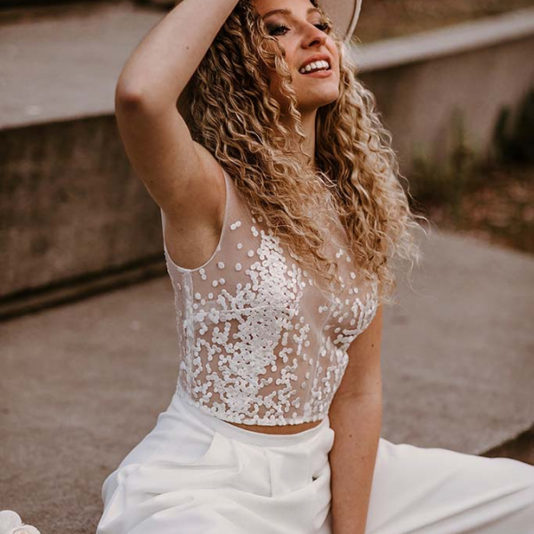 Braut in Zweiteiler mit Hose