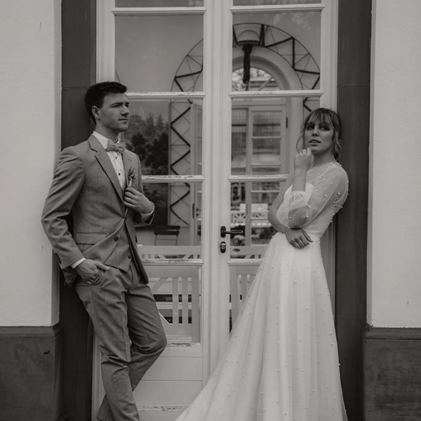 Brautpaar mit A-Linien Brautkleid und klassischen Anzug