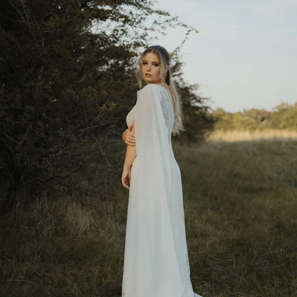 Brautkleid mit überlangen Ärmeln