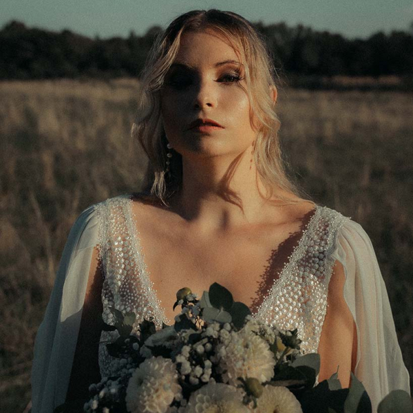 Brautkleid mit V-Ausschnitt