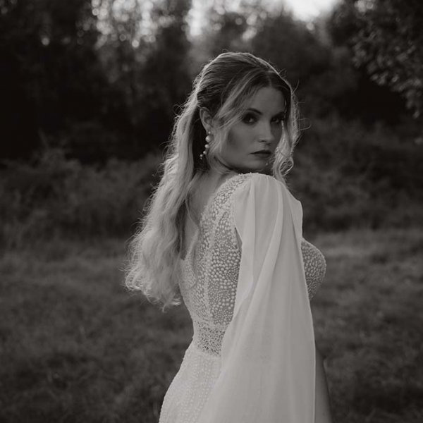 Brautkleid mit überlangen Ärmeln