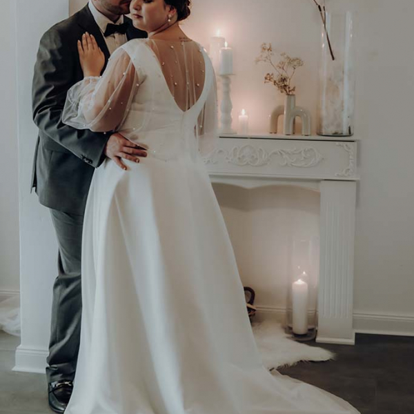 Brautpaar in weißen Brautkleid und dunklen Anzug