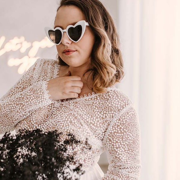 Braut mit trendiger Sonnenbrille