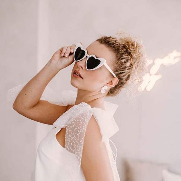 Braut mit trendiger Sonnenbrille