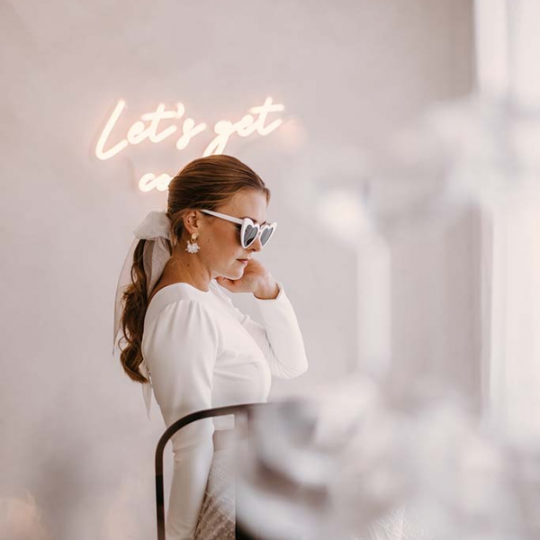 Braut mit trendiger Sonnenbrille