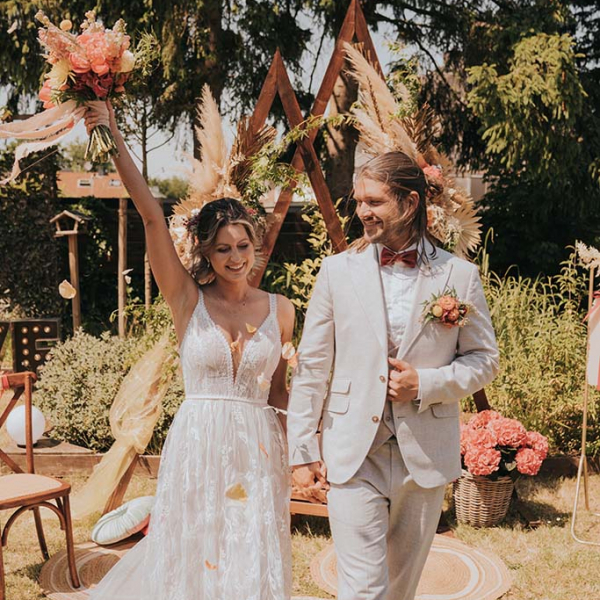 Brautpaar mit Hochzeit im Freien