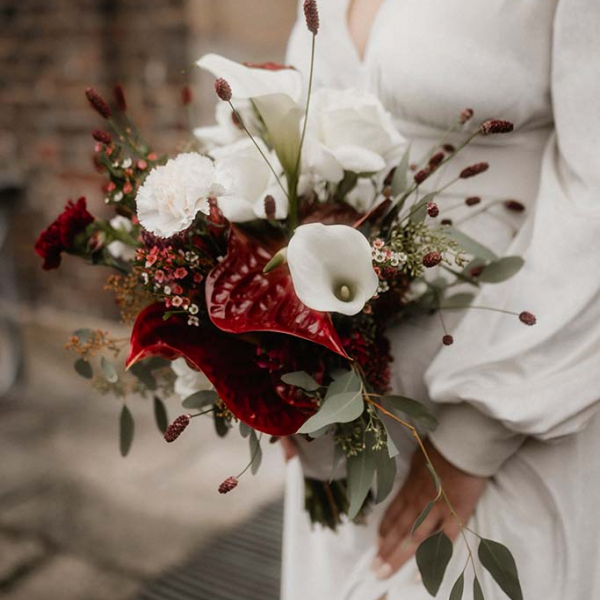Brautkleid mit langen Ärmeln und Beinschlitz