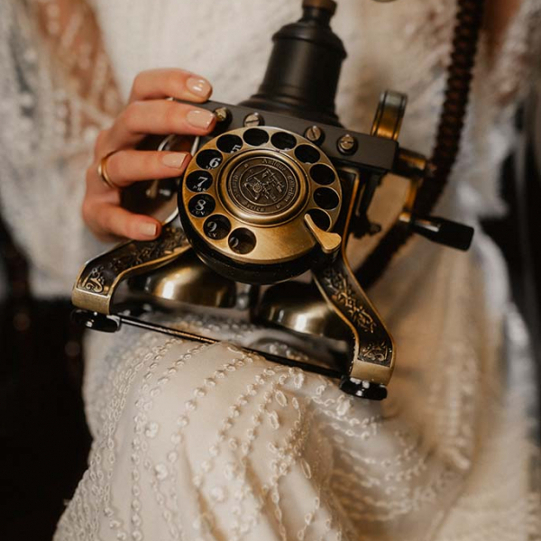Vintage Telefon auf perlenbesetzten Brautkleid