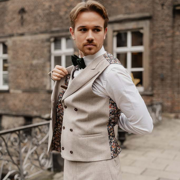 Anzug in hellem Braun-Ton